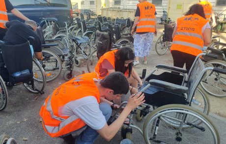 "גלגלים של נתינה" – השבוע נשלחו מכפר סבא לגבול אוקראינה 150 כיסאות גלגלים