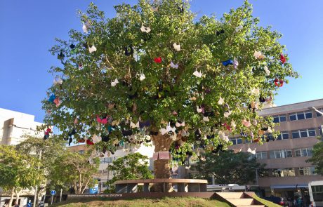 עץ החזיות: מיצב אומנותי לקידום המאבק בסרטן השד הוקם סמוך לקניון גבעתיים